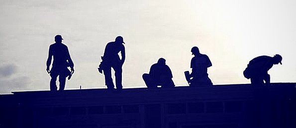 Trabajadores dando mantenimiento a techo